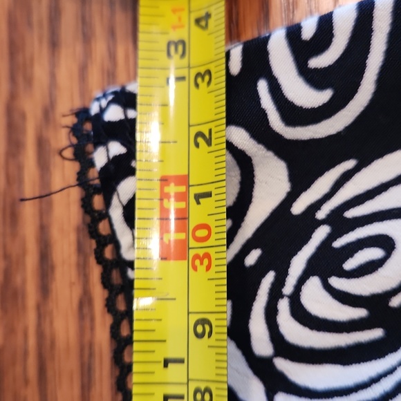 Intriguing threads , Black/ white design Skirt 8 Petite - Picture 5 of 7